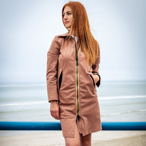trench-femme-vieux-rose-maison-decale-zip-dore